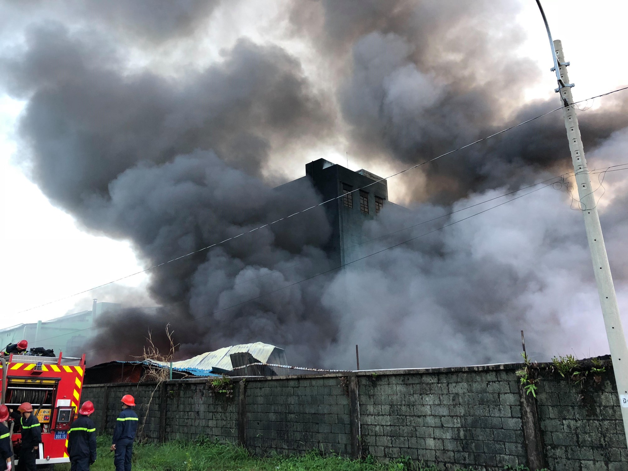 Hiện trường cháy kinh hoàng ở Sài Gòn, 200 cảnh sát PCCC chiến đấu với lửa